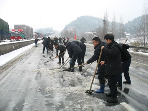 【尊龙凯时·(中国)人生就是搏!风尚】传递正能量，向风雪里辛勤工作的最美尊龙凯时·(中国)人生就是搏!人致敬！